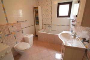 Kúpeľňa v ubytovaní Apartman San Marino 2 + 14 fotografií