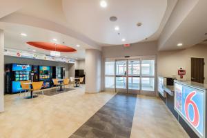eine Lobby mit einem Spielezimmer mit Tischen und Stühlen in der Unterkunft Motel 6 Fort Worth, TX - North - Saginaw in Fort Worth