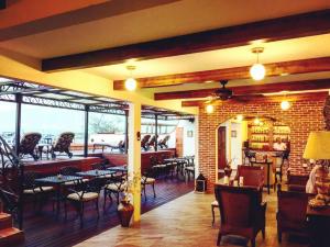 un restaurante con mesas y sillas y una pared de ladrillo en La Leyenda Boutique Hotel by Bunik en Playa del Carmen