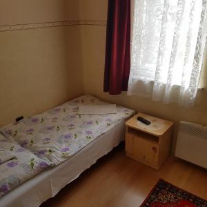 ハイドゥソボスローにあるMuskátli Apartmanの窓付きの客室の小さなベッド1台分です。