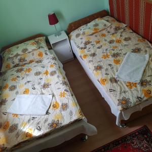 ハイドゥソボスローにあるMuskátli Apartmanのタオル付きのドミトリールームのベッド2台