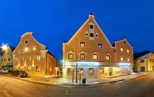 ein großes Gebäude in der Nacht auf einer Straße in der Unterkunft Gasthof Gigl in Neustadt an der Donau