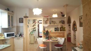 オルヴィエートにあるカーサ ソーニョのキッチン(テーブル、椅子付)