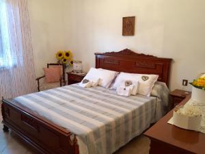 フォッローニカにあるSilvinia Apartamentのベッドルーム1室(大型ベッド1台、枕、テーブル付)