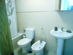 グラン・タラハルにあるAppartamento Erikaのバスルーム(トイレ、洗面台付)