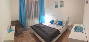 - une chambre avec un lit et des oreillers bleus dans l'établissement Penzion Svatava, à Ostrava