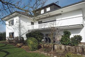 バート・エーンハウゼンにあるFerienwohnung Rosenpflanzerの白い家