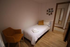 1 dormitorio pequeño con 1 cama y 1 silla en Apartamento La Paz, en Santiago de Compostela