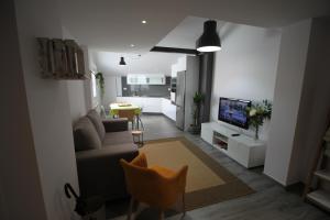 sala de estar con sofá y TV en Apartamento La Paz, en Santiago de Compostela