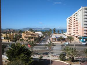 - une vue sur une ville avec un bâtiment et un parking dans l'établissement Apartamentos Turísticos Hawaii 6, à La Manga del Mar Meno