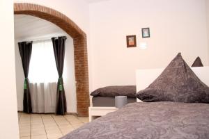 a bedroom with a bed and a window at Pension Kupferkanne in Dingolfing