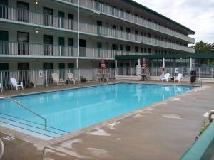 a large swimming pool in front of a hotel at 1863 Inn of Gettysburg in Gettysburg