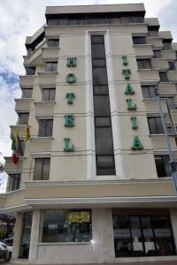 un edificio alto con un cartello hotel sopra di Hotel Italia a Cuenca