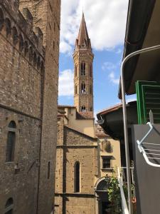 フィレンツェにあるBargello Florenceの時計塔がそびえる高層ビル