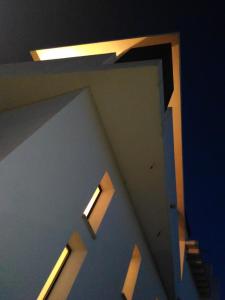 オルビアにあるVilla Bungaville a Olbiaの天井の明かり付きの部屋