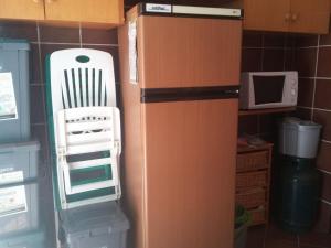 サン・ピエトロ・イン・ベヴァーニャにあるVille San Pietroの冷蔵庫(椅子付)、電子レンジが備わります。