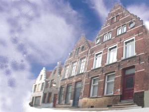 un gran edificio de ladrillo con un cielo en el fondo en B&B Lady Jane, en Brujas