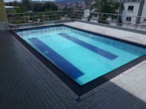 a large swimming pool on top of a building at Santorini Apartamentos Amoblados in Pereira