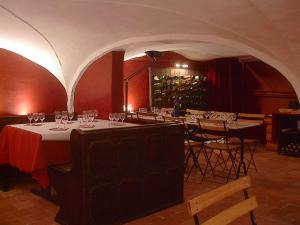 una sala da pranzo con tavolo e bicchieri da vino di B&B Lady Jane a Bruges