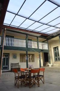 a patio with a table and chairs in front of a building at Casa Vieja Posada in Pesca