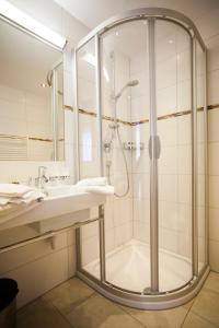 A bathroom at Schönauer Hof