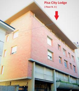 a large brick building with a sign that says pizza city lodge at Pisa City Lodge in Pisa