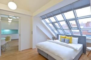 プラハにあるDesigner Loft 2のベッドルーム1室(大型ベッド1台、黄色い枕付)