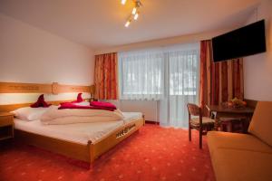 A bed or beds in a room at Schönauer Hof
