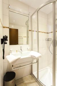 A bathroom at Schönauer Hof