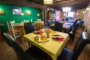 Reštaurácia alebo iné gastronomické zariadenie v ubytovaní Hotel Rural Casa de Las Campanas