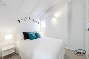 マドリードにあるCharming Madrid Plazaの白いベッドルーム(ベッド1台付)が備わります。