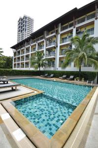 Bazén v ubytování Sakorn Residence and Hotel nebo v jeho okolí
