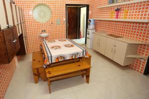 uma cozinha com uma cama no canto de um quarto em Paraíso Olindense em Olinda
