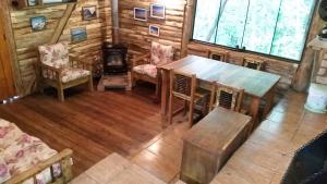 an overhead view of a room with a table and chairs at Cabana no Itaimbezinho in Praia Grande