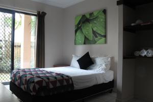 Ein Bett oder Betten in einem Zimmer der Unterkunft Bohemia Resort Cairns