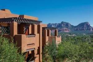 un edificio marrone con montagne sullo sfondo di Hyatt Vacation Club at Pinon Pointe, Sedona a Sedona