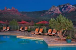 una piscina con sedie e ombrelloni con montagne sullo sfondo di Hyatt Vacation Club at Pinon Pointe, Sedona a Sedona Altre 9 foto
