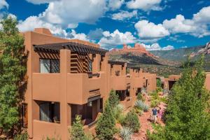 un edificio nel deserto con montagne sullo sfondo di Hyatt Vacation Club at Pinon Pointe, Sedona a Sedona