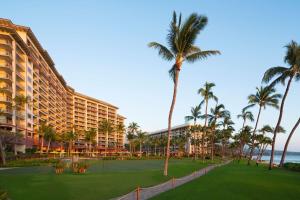 a resort with a tennis court and palm trees at Hyatt Vacation Club at Ka'anapali Beach in Lahaina