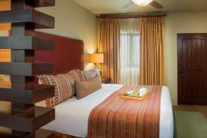 una camera d'albergo con un letto e un tavolo sopra di Hyatt Vacation Club at Pinon Pointe, Sedona a Sedona