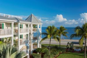 uma vista para o oceano a partir da varanda de um condomínio em Hyatt Vacation Club at Windward Pointe em Key West