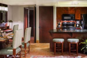 una cucina con bar e tavolo con sedie di Hyatt Vacation Club at Pinon Pointe, Sedona a Sedona