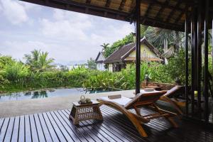 ルアンパバーンにあるLa Résidence Phou Vao, A Belmond Hotel, Luang Prabangのデッキ(椅子、テーブル付)、プールが備わります。