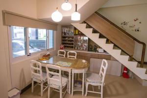 台東市的住宿－老謝的家，一间带桌椅和楼梯的用餐室