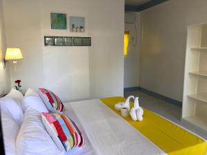 Letto o letti in una camera di Neptune Diving Resort Moalboal