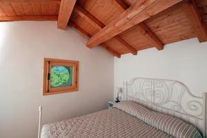 - une chambre avec un lit et une fenêtre dans l'établissement Agriturismo la Scala, à Salò