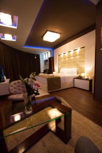 Rinas的住宿－Hotel Palma，大型酒店客房设有一张床铺和一张桌子。