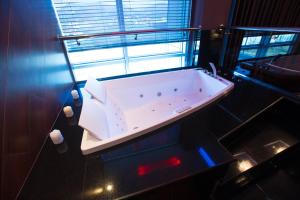 a large bath tub in a bathroom with a window at Hotel Palma in Rinas