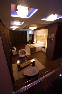 una camera d'albergo con letto e tavolo di Hotel Palma a Rinas