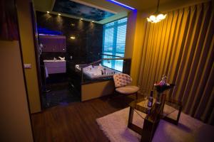 Zimmer mit Badewanne in der Ecke eines Zimmers in der Unterkunft Hotel Palma in Rinas